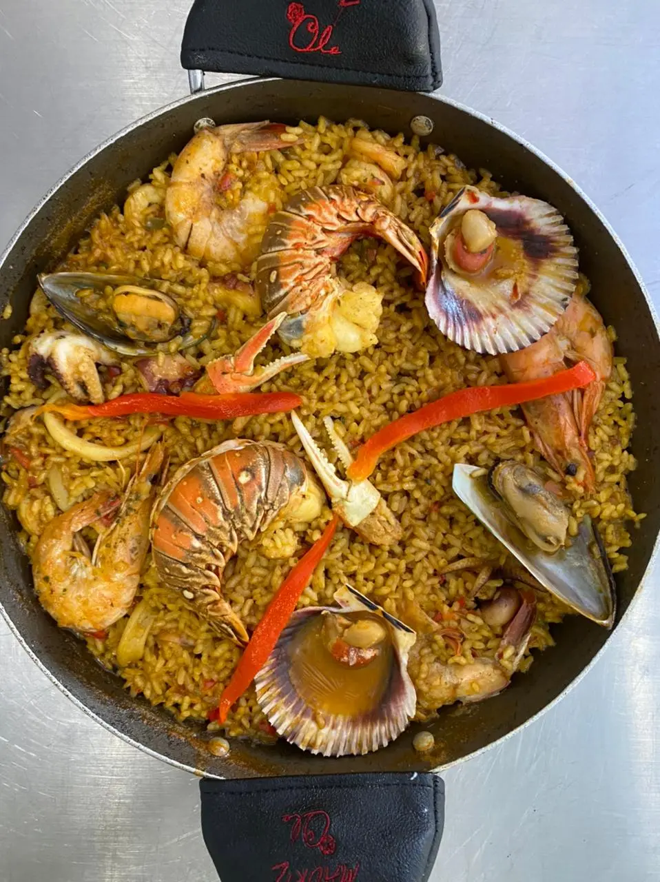Arroz de marisco preparado con J. Montoro en una cocina profesional de Colombia
