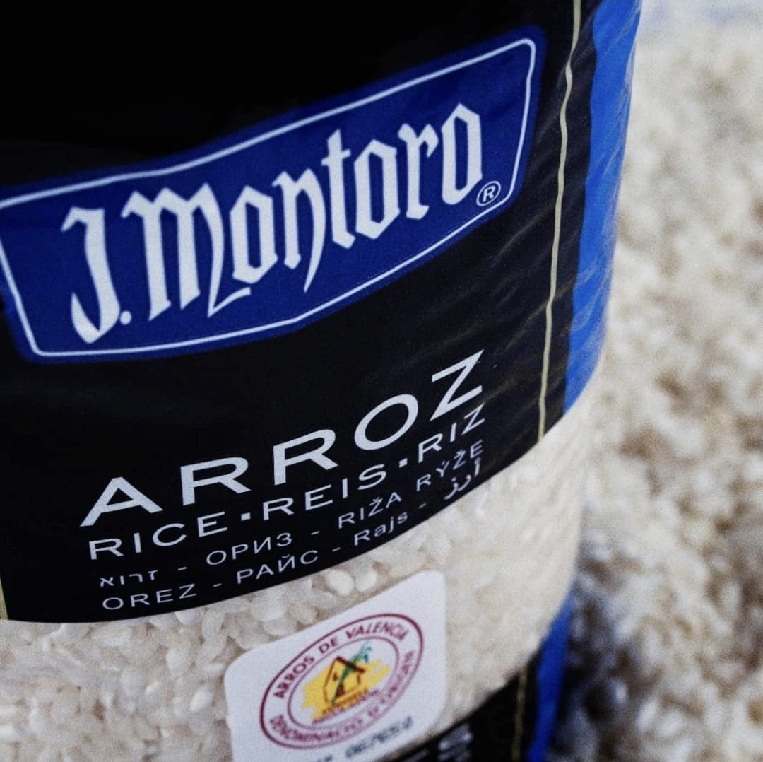 Detalle del paquete azul J. Montoro y del arroz redondo